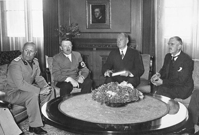 Neville Chamberlain meets with Adolf Hitler on September 29, 1938 (Image licensed under CC BY-SA 3.0 DE/Wikimedia Commons)
