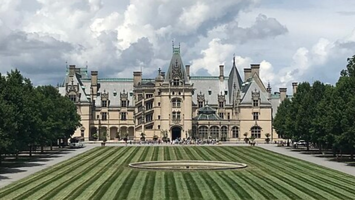 The Biltmore: America’s Largest Home® (Photo: Purplemango2020 via Wikimedia Commons)